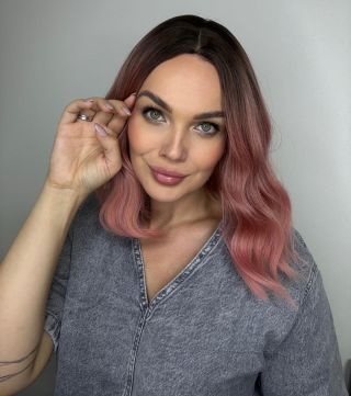 Světle růžová mikádo paruka Cora🩷✨🩷 Tuto a další nevšední paruky z naší nabídky objednáte prostřednictvím našeho...